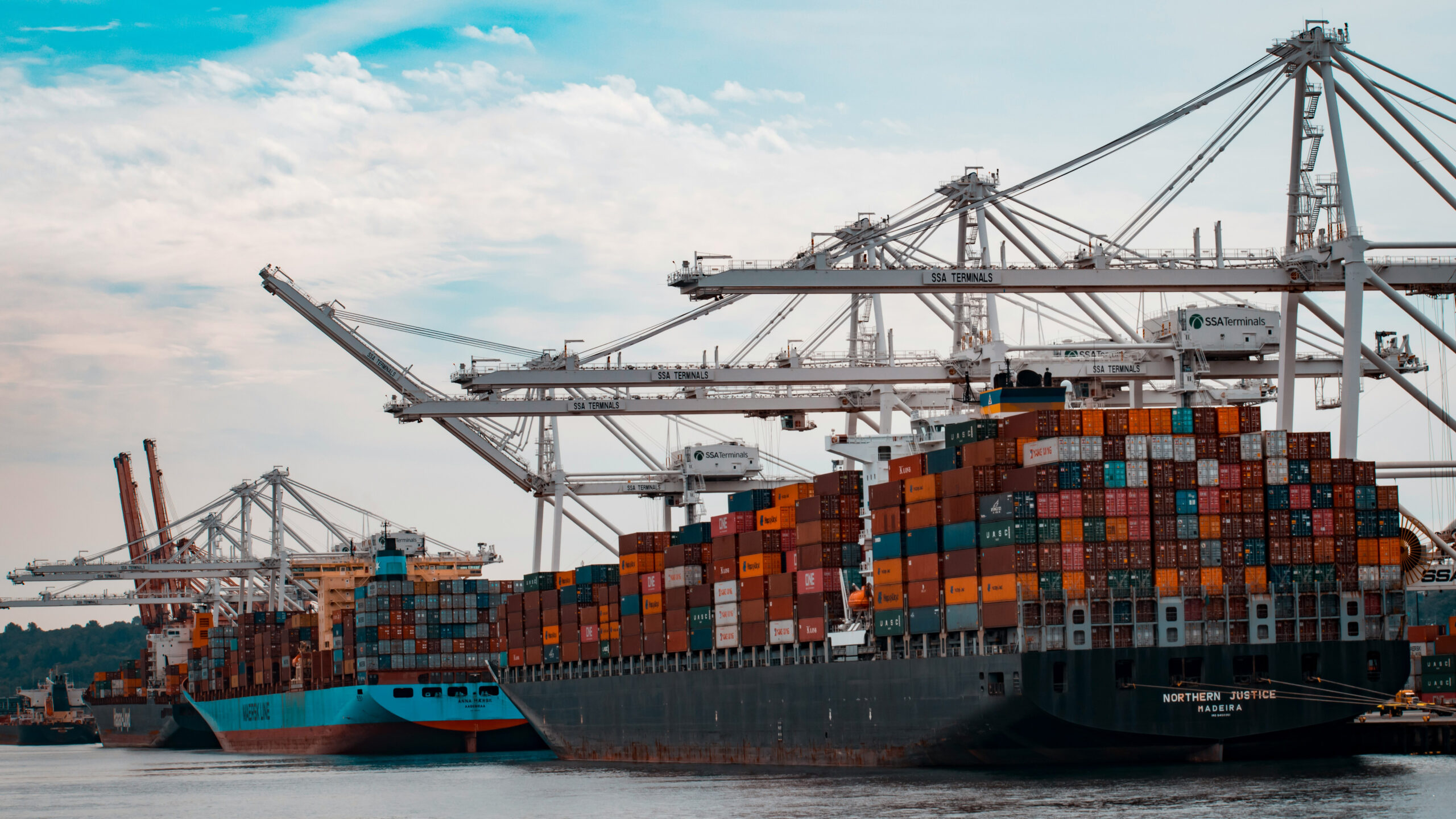 Containerschiffe_andy-li-unsplash