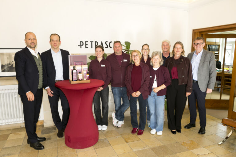 Petra Scharner mit Team und Geschäftspartnern bei der Vorstellung neuer Produkte in Wien